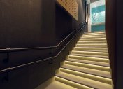 подсветка лестницы в интерьере, дизайн лестницы в интерьере кафе, студия м5 минск