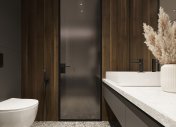 широкоформатная плитка в ванной, дизайн ванной в ЖК комфорт парк, дверь со стеклом в ванной, интерьер ванной