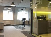 стекло в интерьере офиса, стильный офис, современный дизайн офиса